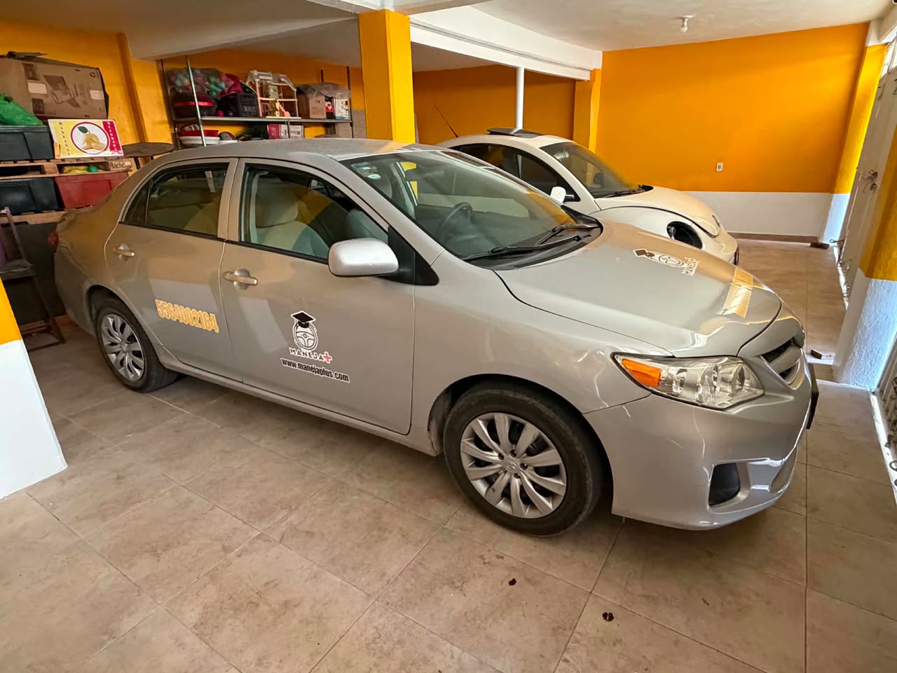 Toyota Corolla 2013 de Maneja+, equipado con doble mando